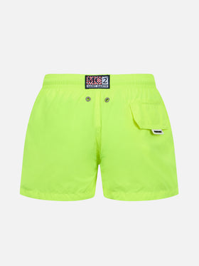 Badeshorts für Jungen aus leichtem Stoff in Neongelb von Jean Lighting Pantone | PANTONE-SONDERAUSGABE