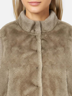 Mael Kunstfell-Gilet mit Strickärmeln 