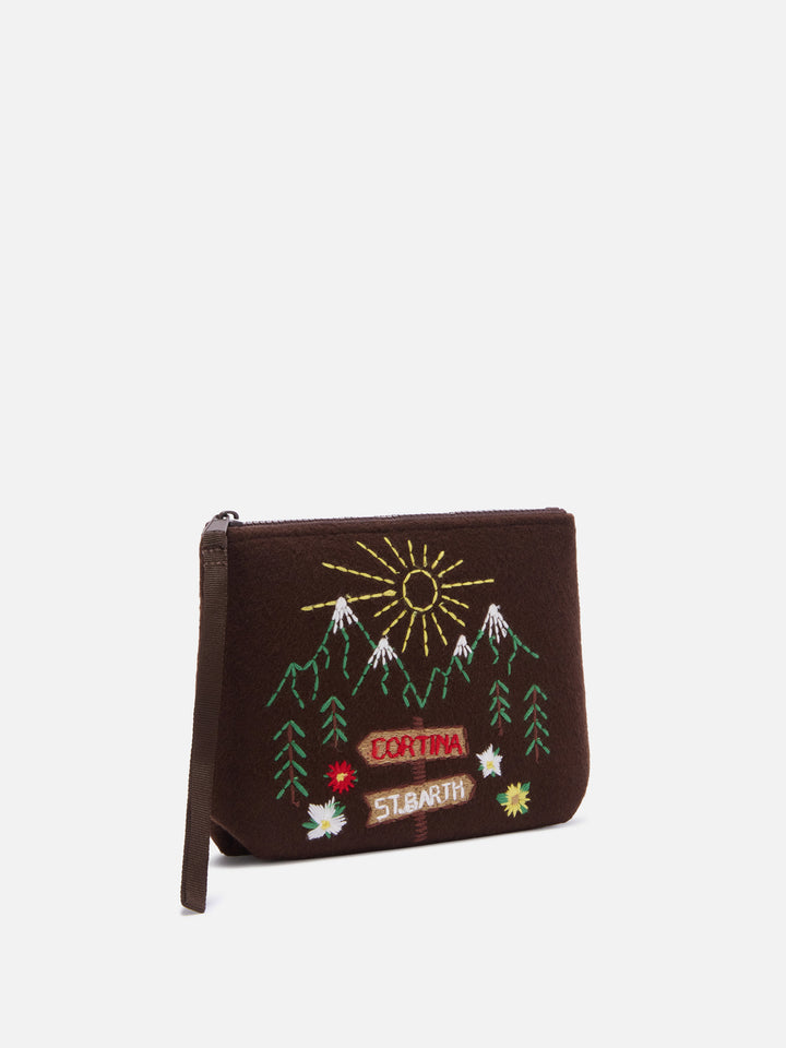 Pochette Aline marrone in feltro con ricamo paesaggio di montagna