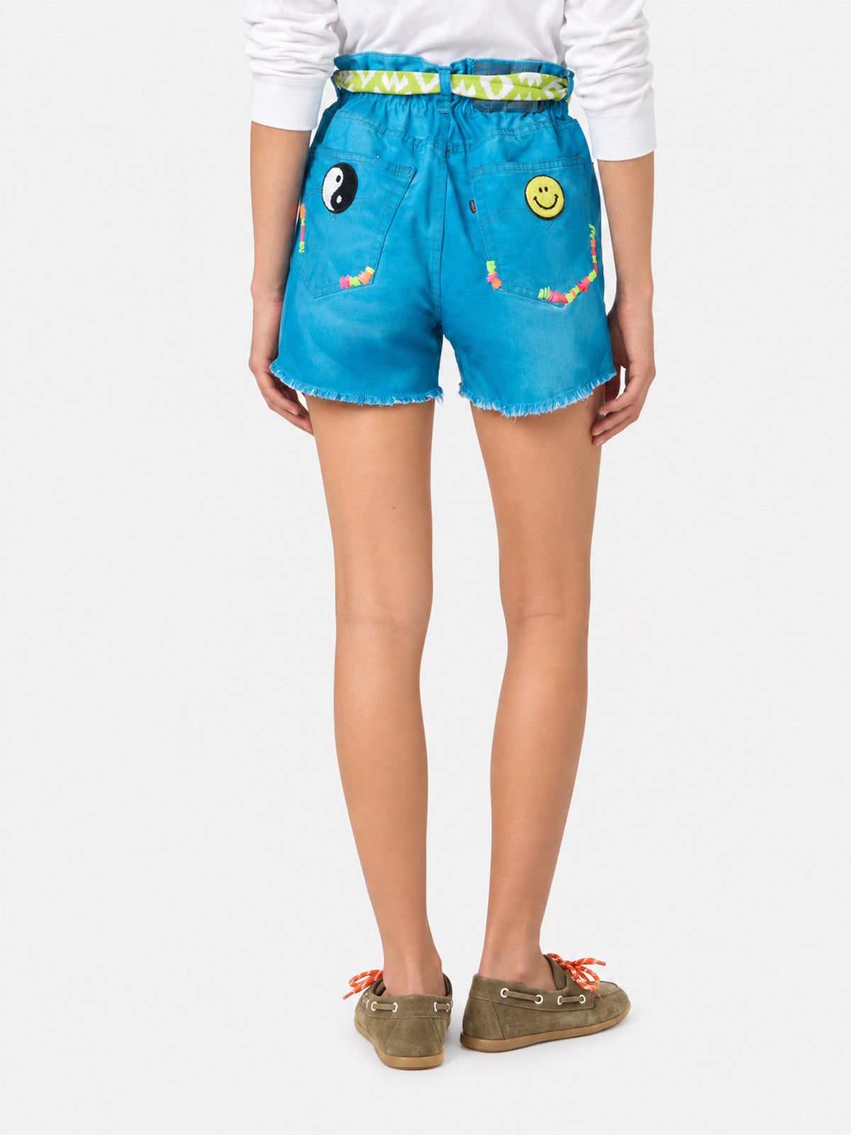 Shorts Arizona de denim turquesa con bordados y apliques 