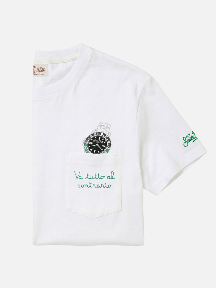 Camiseta Austin blanca con bordado de reloj y Va Tutto Al Contrario 