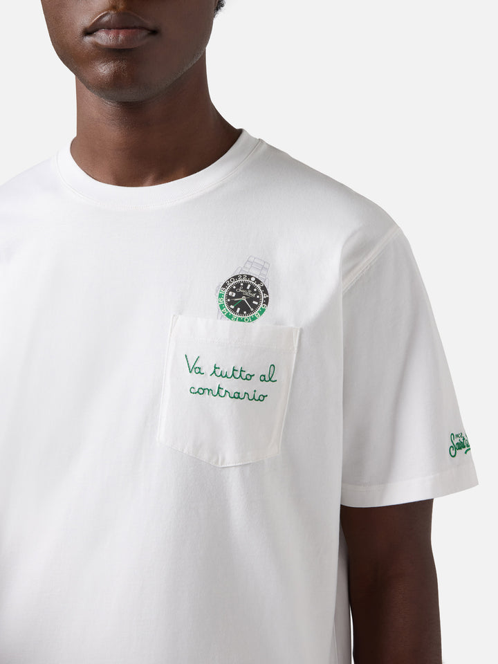 Camiseta Austin blanca con bordado de reloj y Va Tutto Al Contrario 