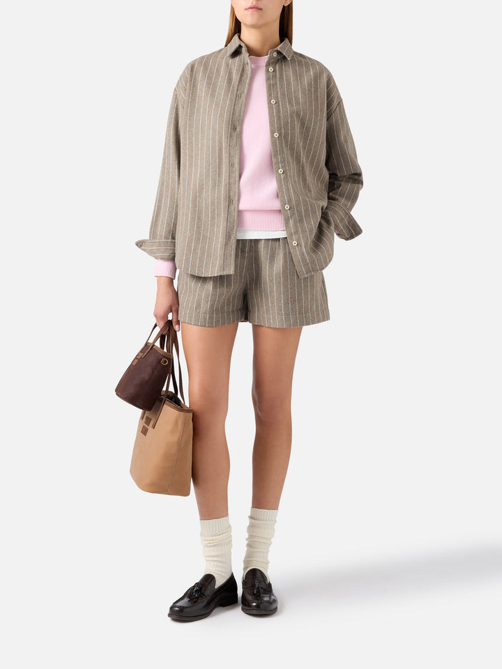 Beige Aya Shorts aus Wollmisch-Flanell mit Nadelstreifen 