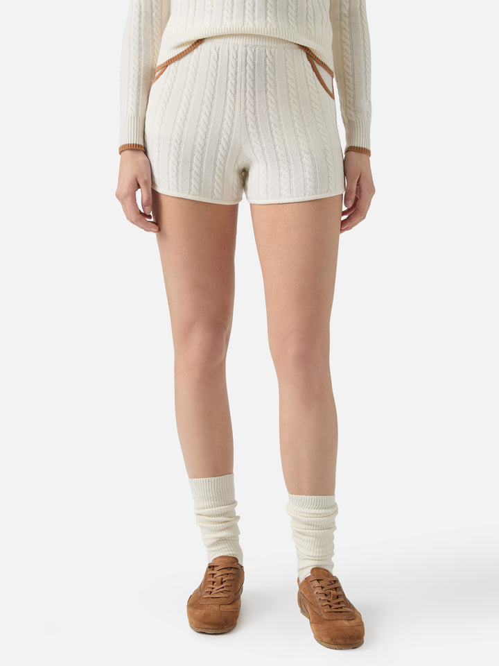 Azurblaue Zopfstrickshorts aus reinweißer Wolle