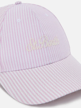 Baseball cap with visor in cotton seersucker with pink and white stripes