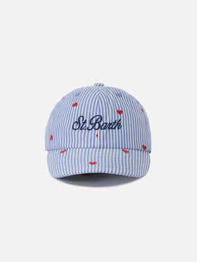 Gorra de béisbol con visera en algodón azul y blanco a rayas con bordado de corazón 