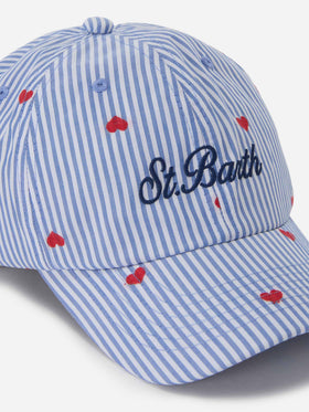Gorra de béisbol con visera en algodón azul y blanco a rayas con bordado de corazón 