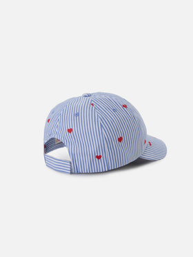 Gorra de béisbol con visera en algodón azul y blanco a rayas con bordado de corazón 