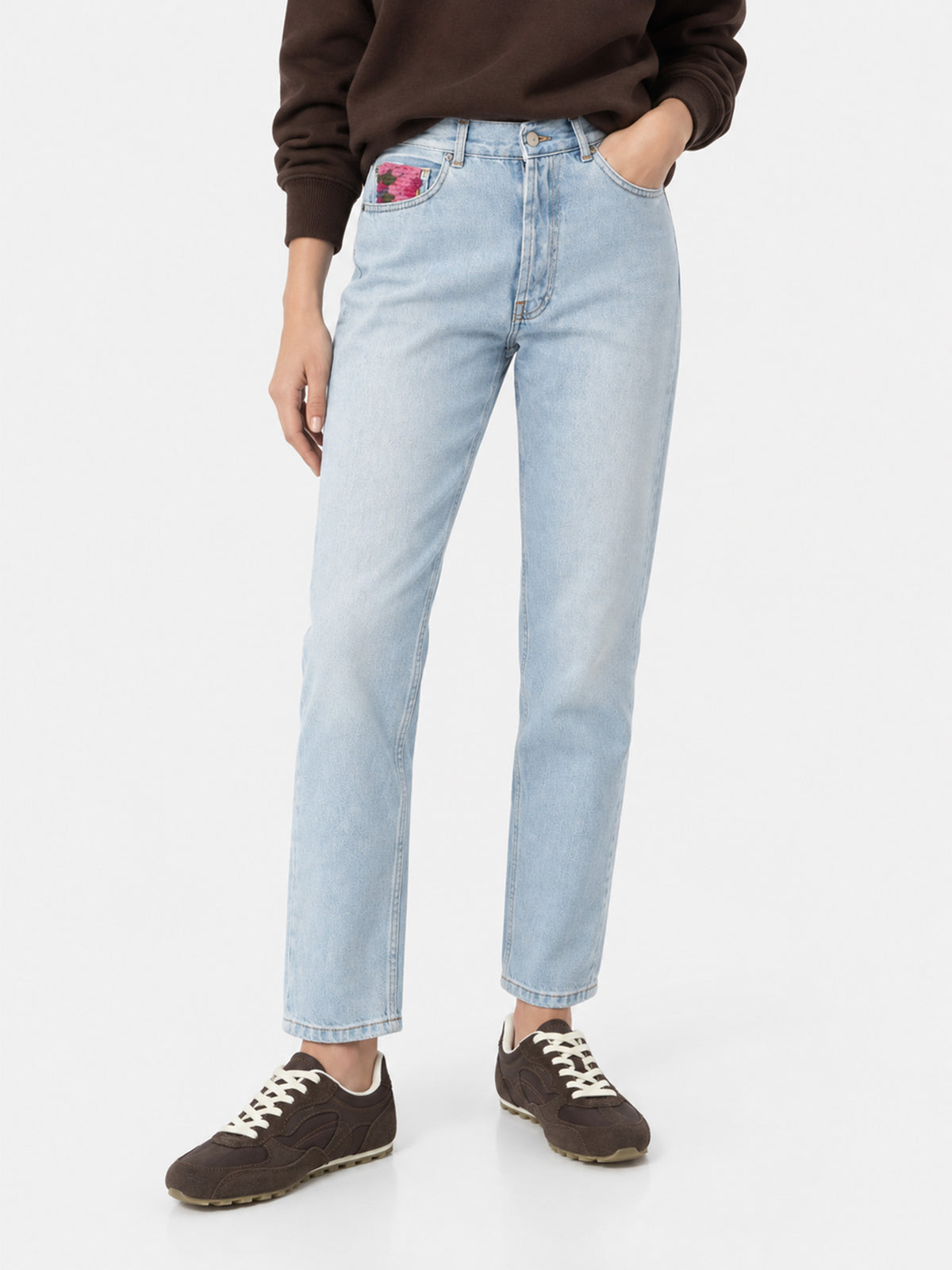 Belleville Jeans aus hellblauem Denim mit gehäkelten Taschen 