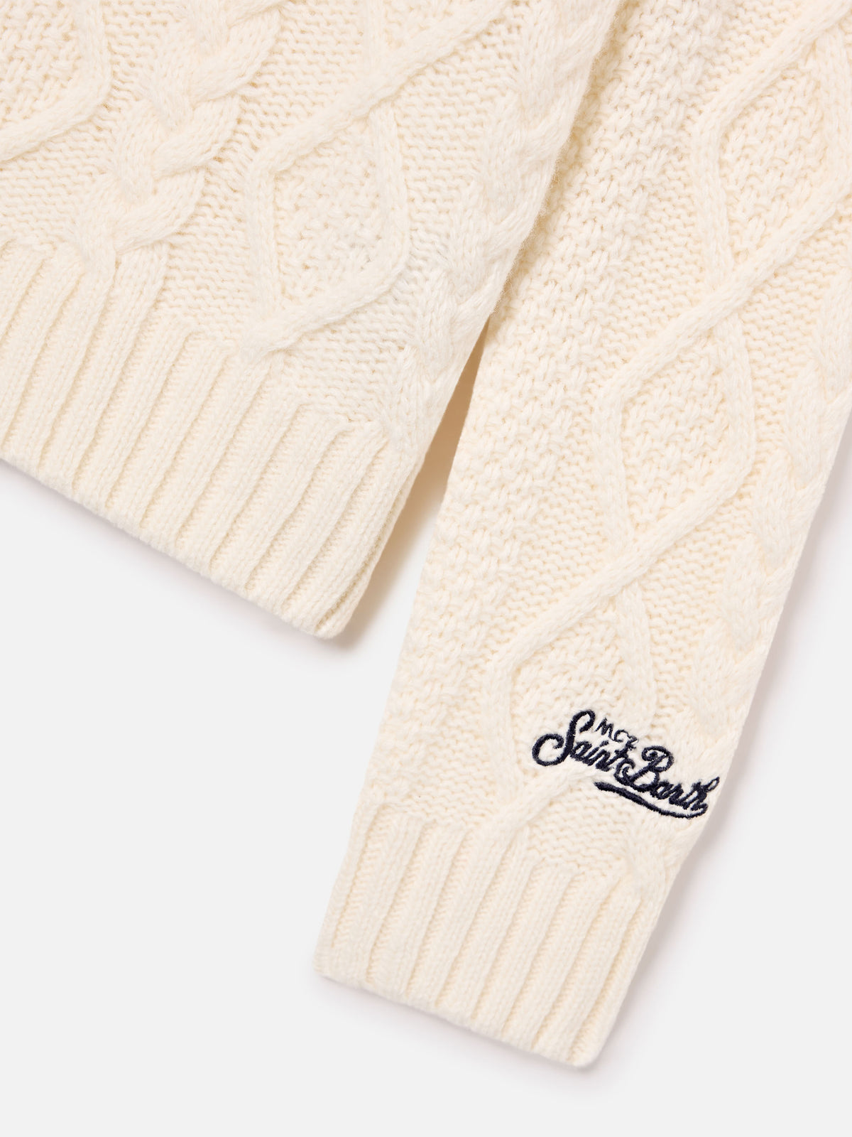 Pull ras-du-cou en maille torsadée coloris crème Bergen avec broderie St. Moritz | Special edition 