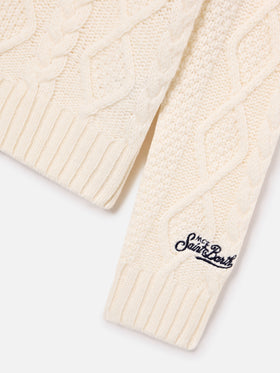 Pull ras-du-cou en maille torsadée coloris crème Bergen avec broderie St. Moritz | Special edition 