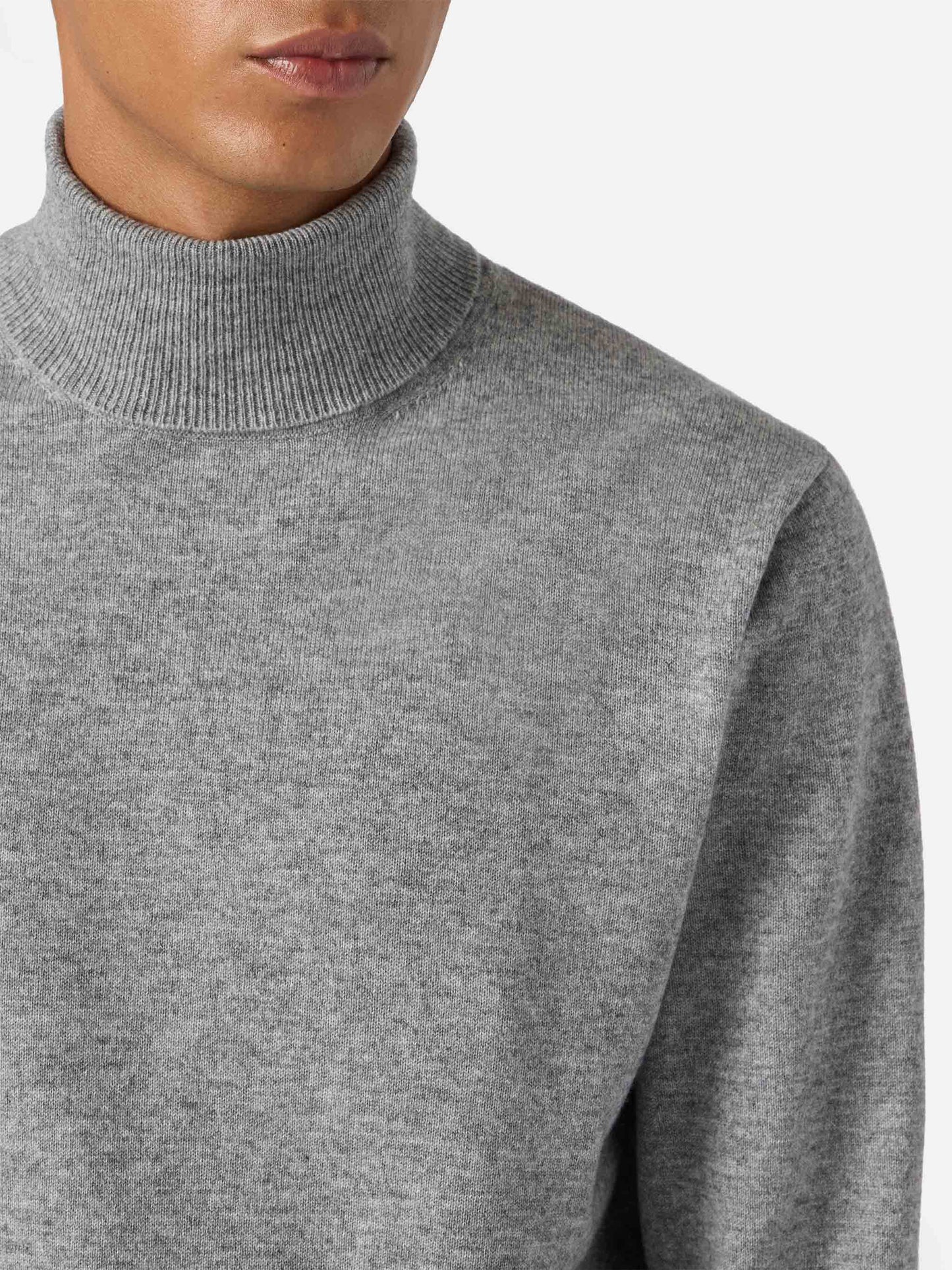 Rollkragenpullover Bond aus grau melierter Merinowolle und Kaschmir