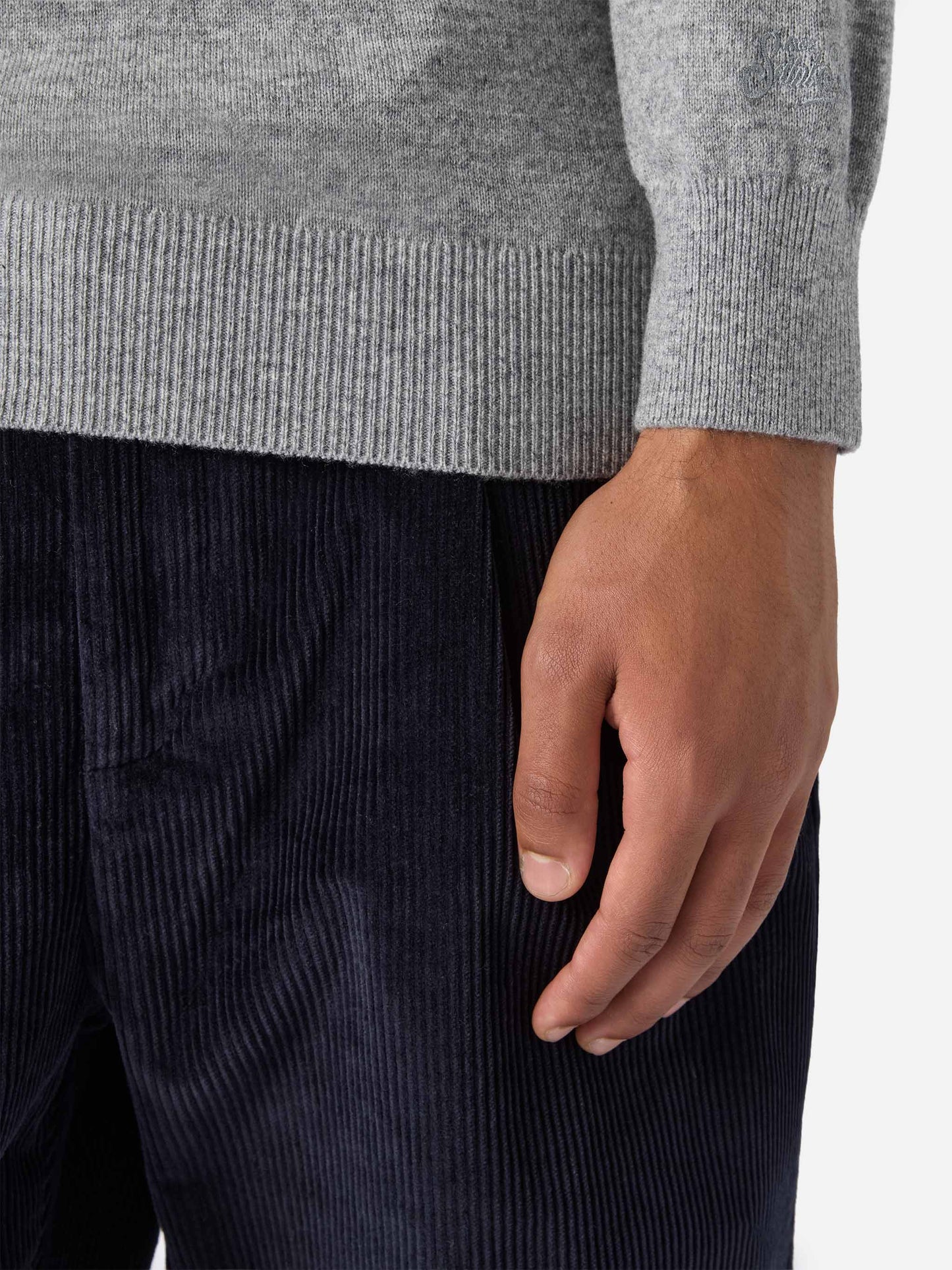Rollkragenpullover Bond aus grau melierter Merinowolle und Kaschmir