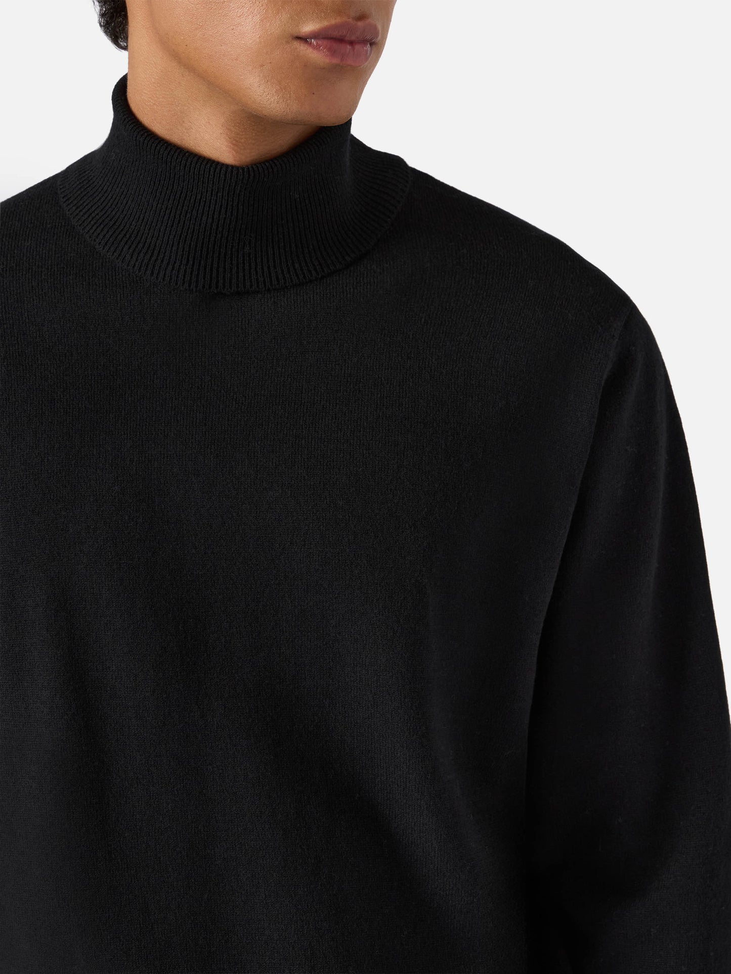 Rollkragenpullover Bond aus schwarzer Merinowolle und Kaschmir
