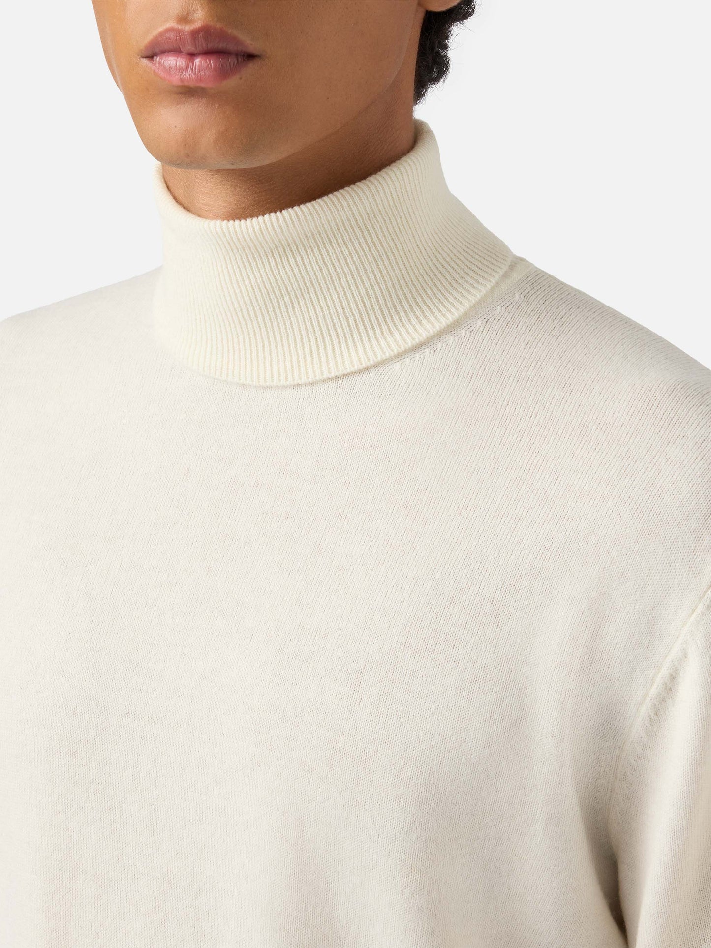 Rollkragenpullover Bond aus weißer Merinowolle und Kaschmir