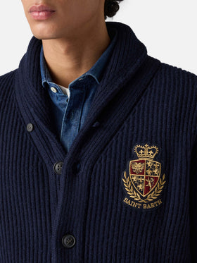 Blauer, gerippter Herren-Cardigan mit Schalkragen, Taschen und Aufnäher