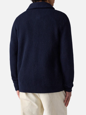 Blauer, gerippter Herren-Cardigan mit Schalkragen, Taschen und Aufnäher