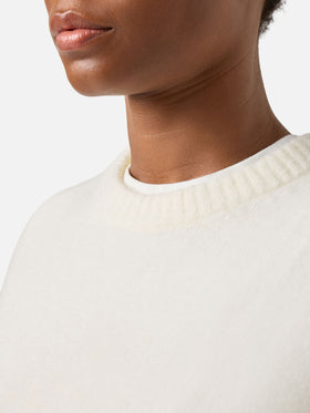 Pull col rond Lucille en maille douce mélangée d’alpaga et de laine coloris off white avec logo brodé 