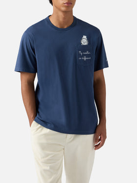 Blaues Connor T-Shirt aus Baumwolle mit „My reseller is different“-Stickerei auf der Tasche 