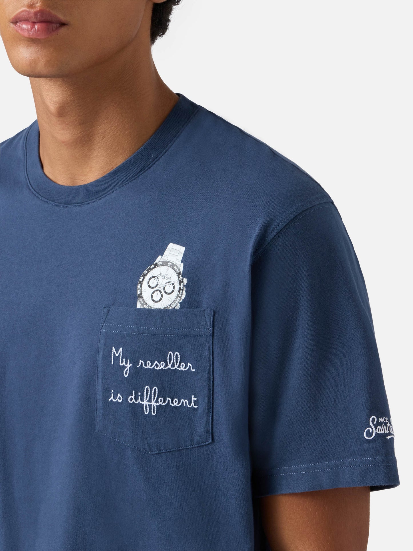 Blaues Connor T-Shirt aus Baumwolle mit „My reseller is different“-Stickerei auf der Tasche 