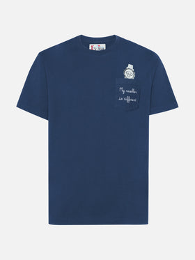 Blaues Connor T-Shirt aus Baumwolle mit „My reseller is different“-Stickerei auf der Tasche 