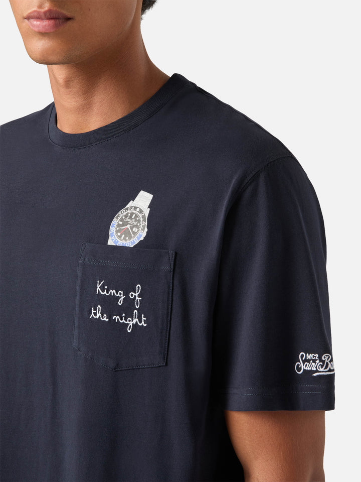 Marineblaues T-Shirt aus Bio-Baumwolle blue Connor mit Uhren-Print und King Of The Night-Stickerei 