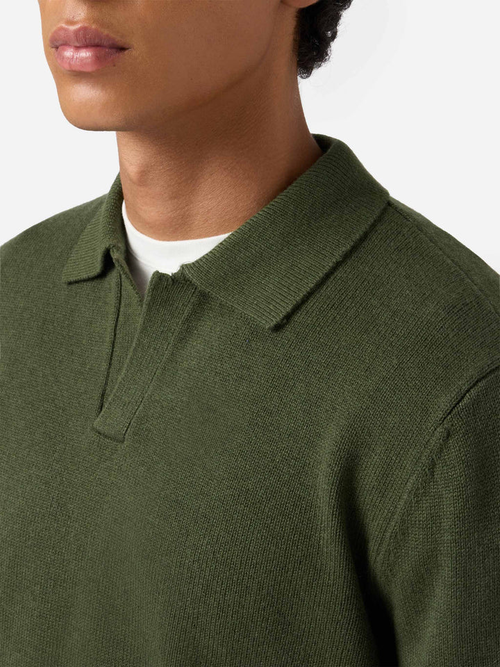 Militärgrünes Polohemd aus reiner Wolle, gestrickt von Covent