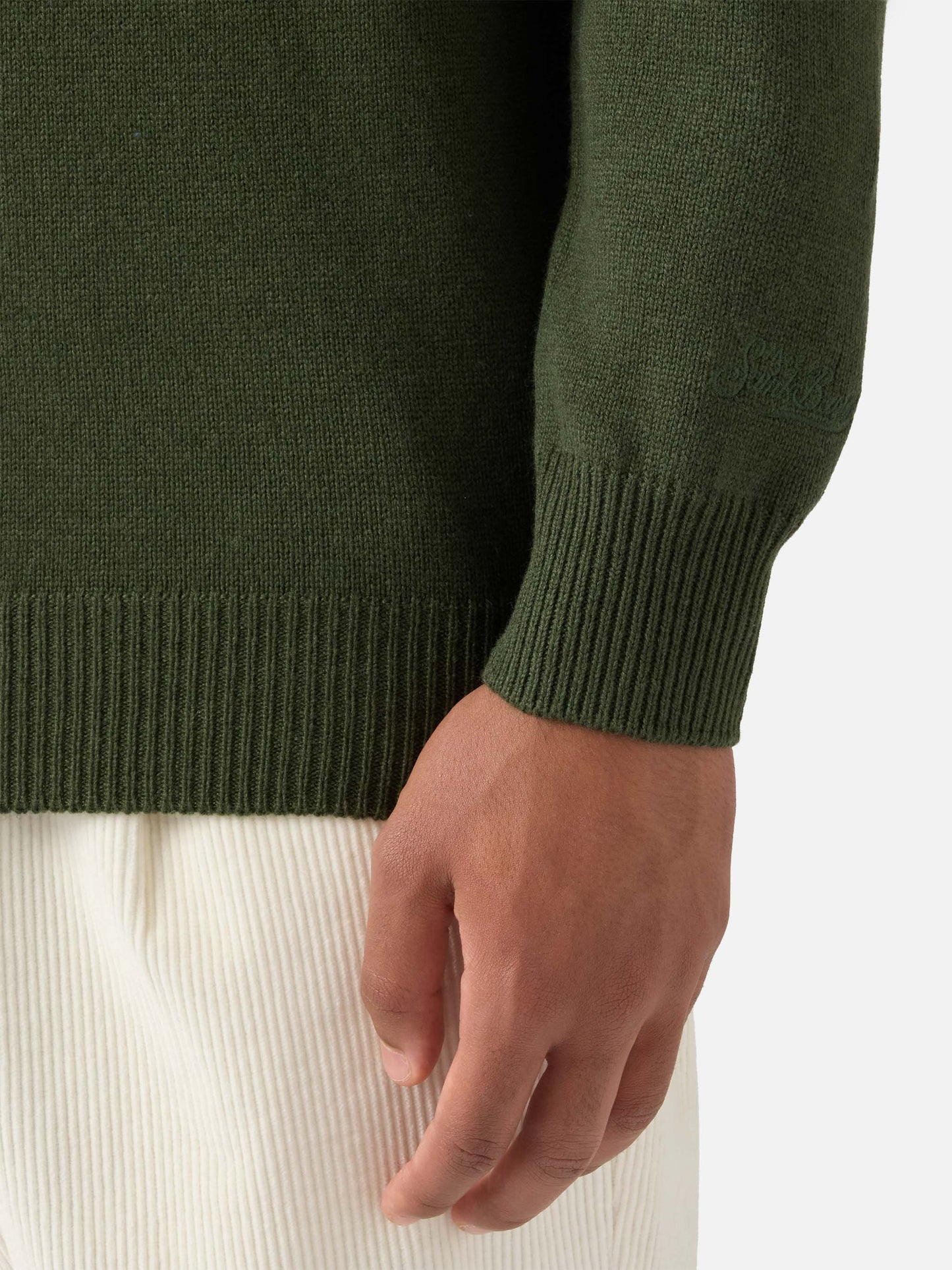 Militärgrünes Polohemd aus reiner Wolle, gestrickt von Covent