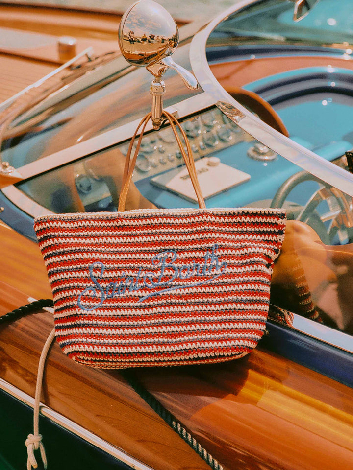 Bolso tote de crochet con rayas azules y rojas y logo bordado 
