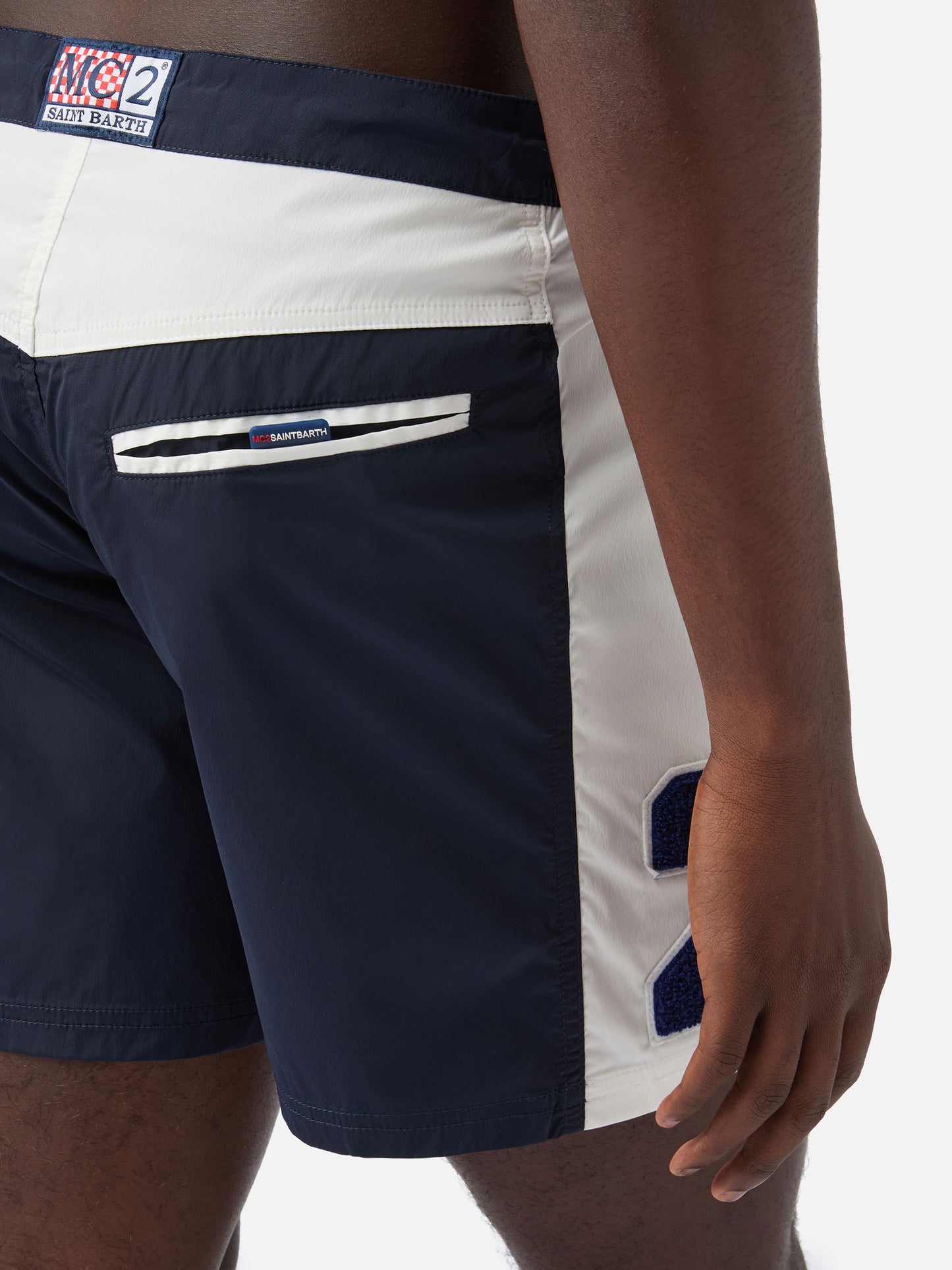 Herren-Badeshorts mit Bändern und Aufnäher