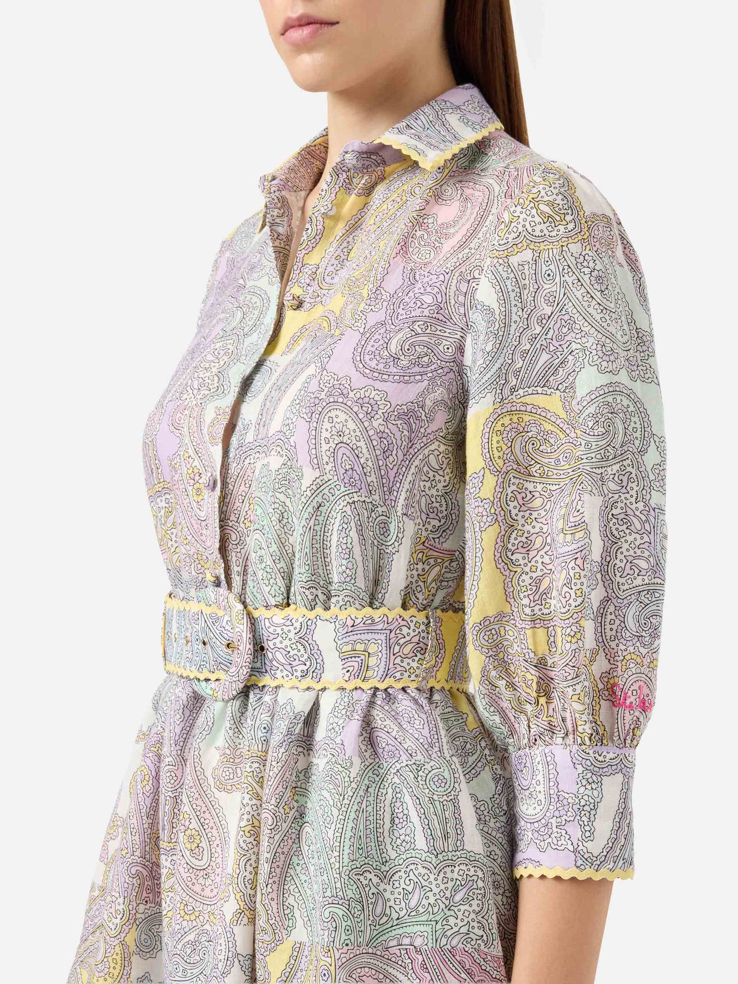 Kurzes Kleid von Daisi Linen mit Paisley-Muster