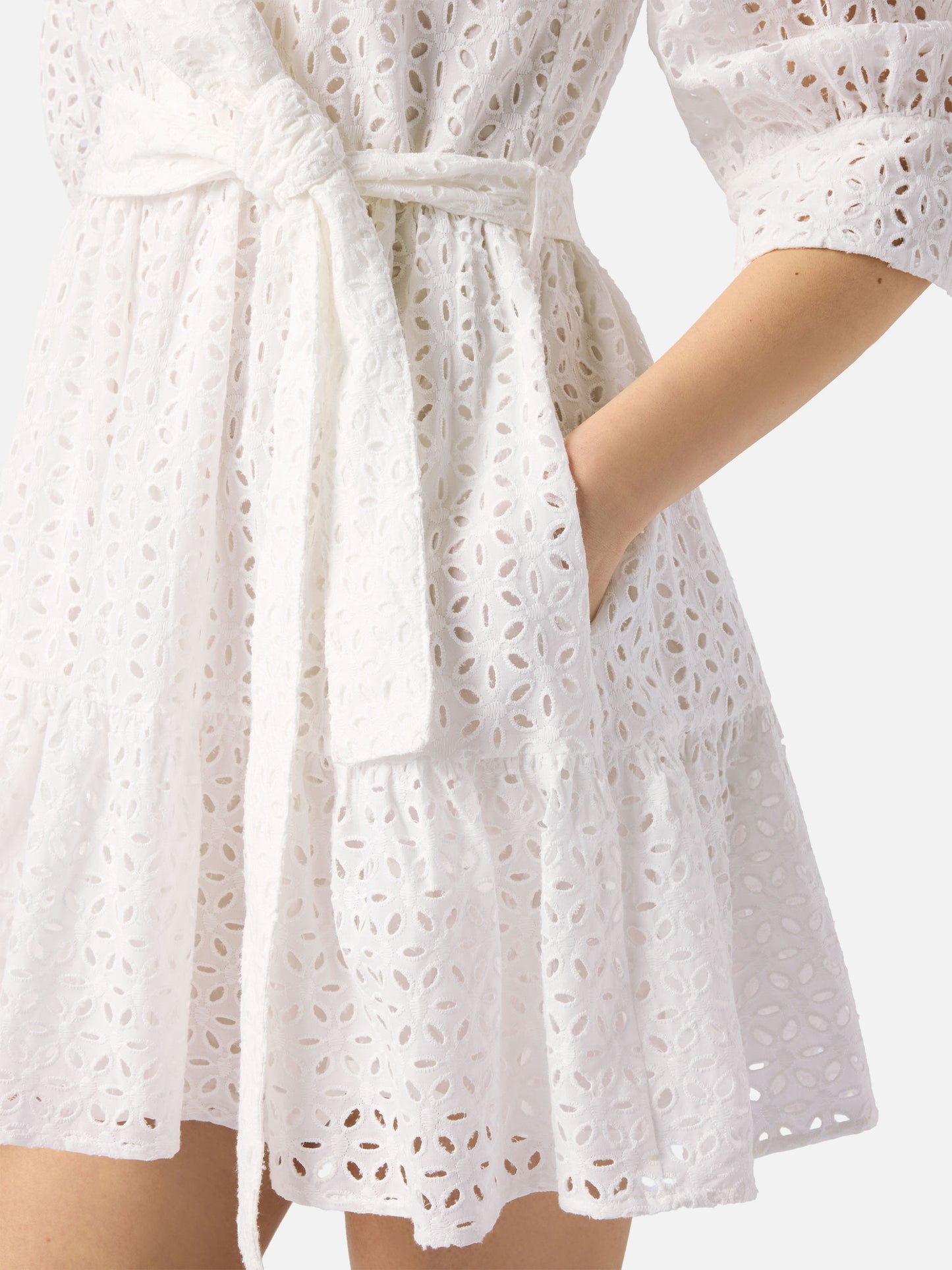 Weißes Baumwoll-Kurzkleid Daisi mit Stickereien