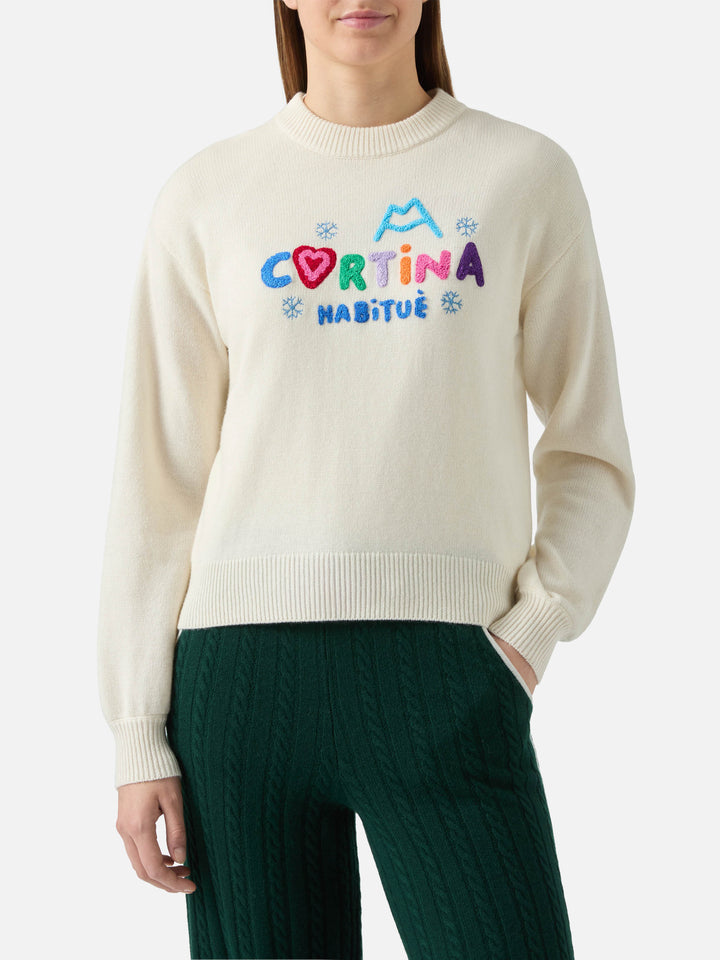 Weißer Danya-Rundhalspullover mit Cortina Habitué-Aufnäher