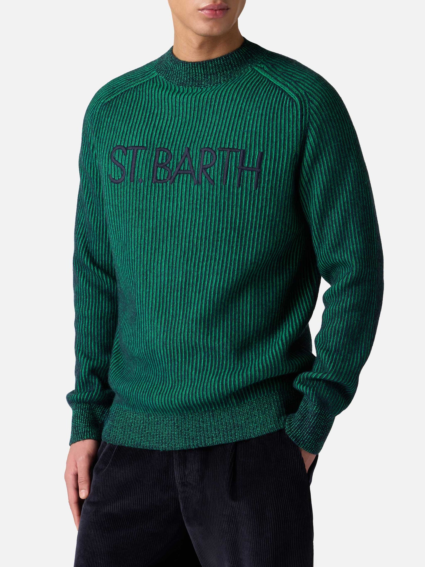 Grüner gerippter Herrenpullover mit halbem Rollkragen