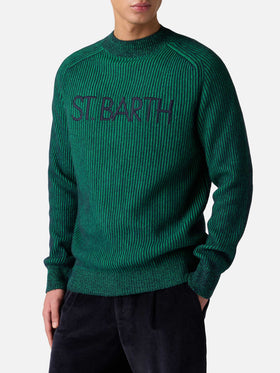 Grüner gerippter Herrenpullover mit halbem Rollkragen