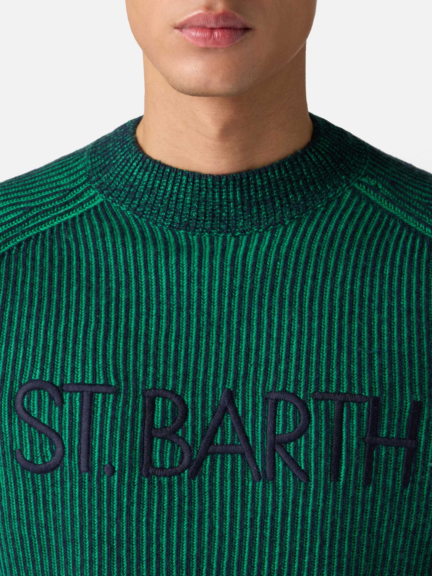 Grüner gerippter Herrenpullover mit halbem Rollkragen