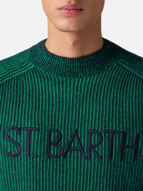 Grüner gerippter Herrenpullover mit halbem Rollkragen