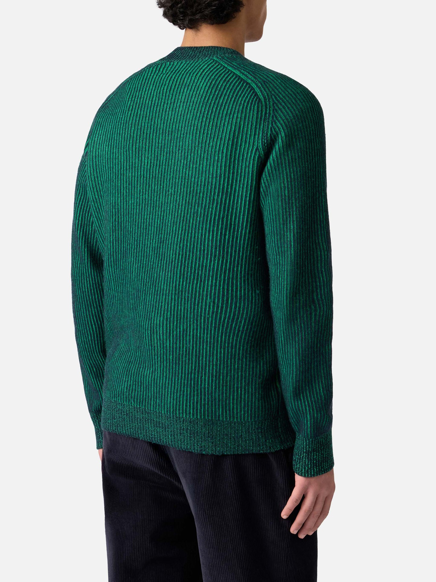 Grüner gerippter Herrenpullover mit halbem Rollkragen
