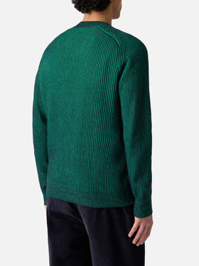 Grüner gerippter Herrenpullover mit halbem Rollkragen