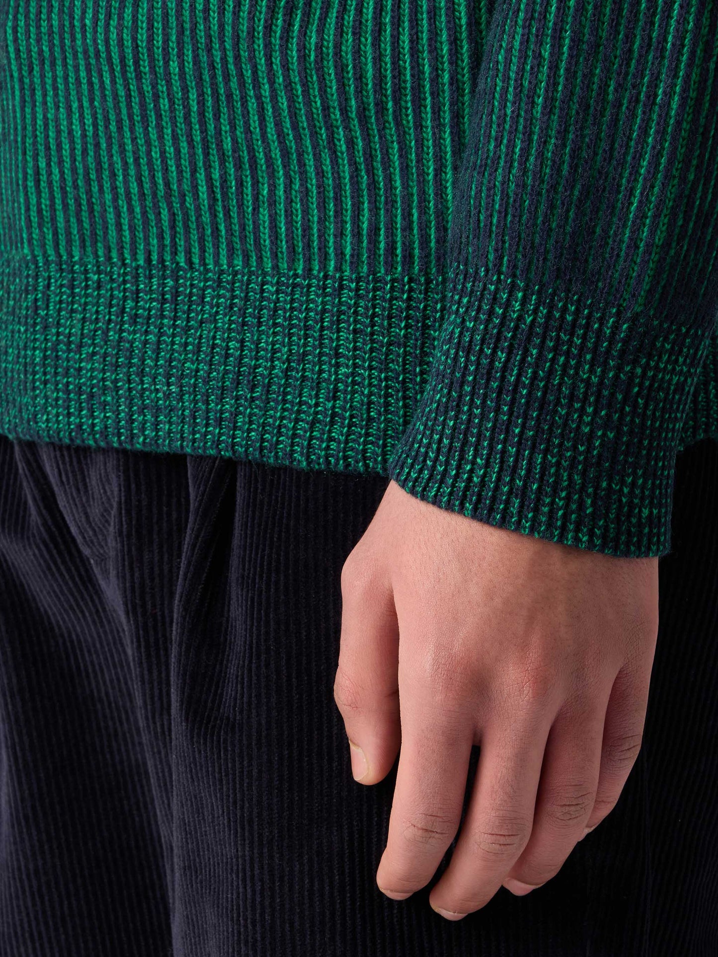 Grüner gerippter Herrenpullover mit halbem Rollkragen