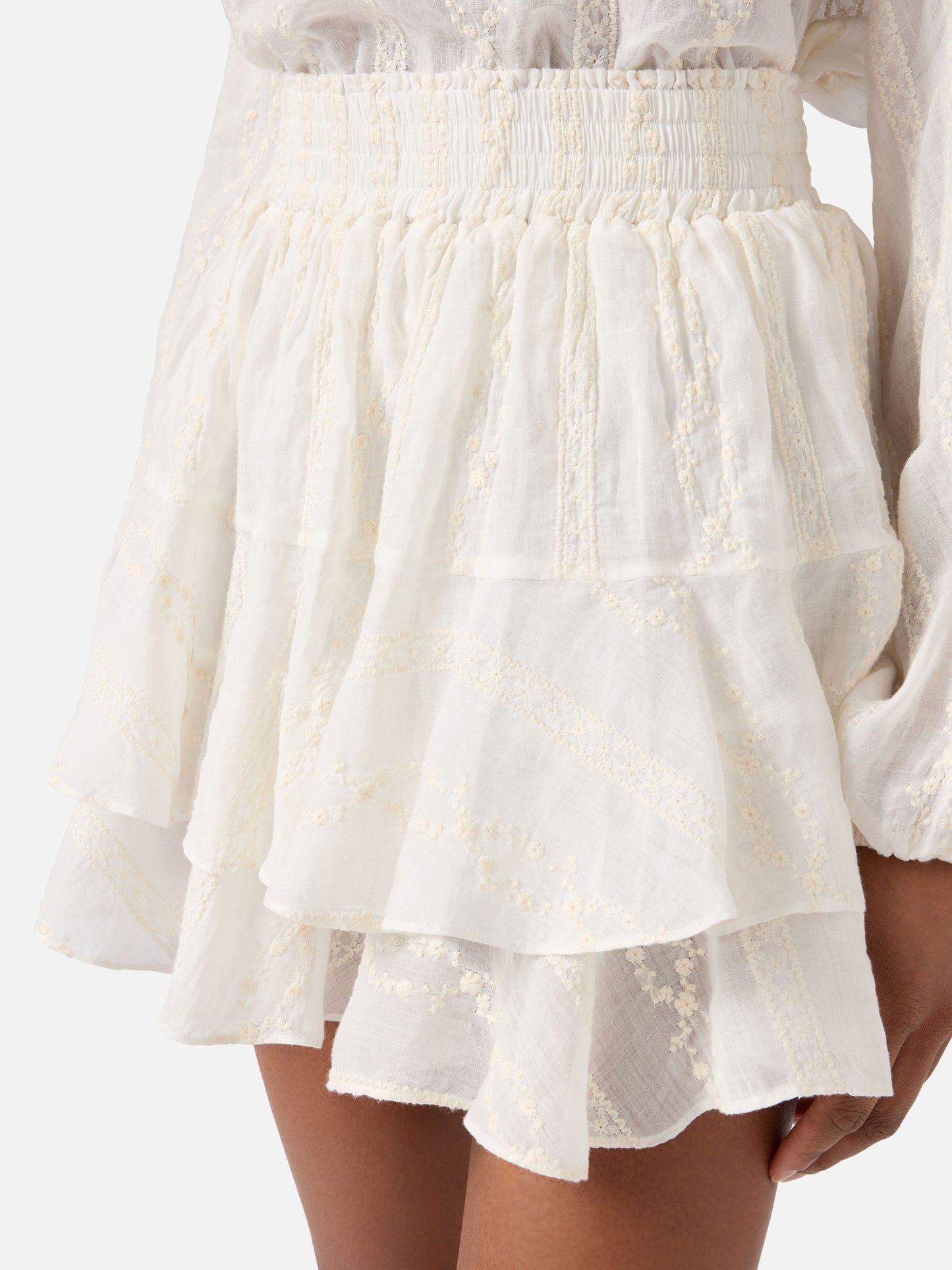 Falda corta Eivissa de ramio en beige con bordado 