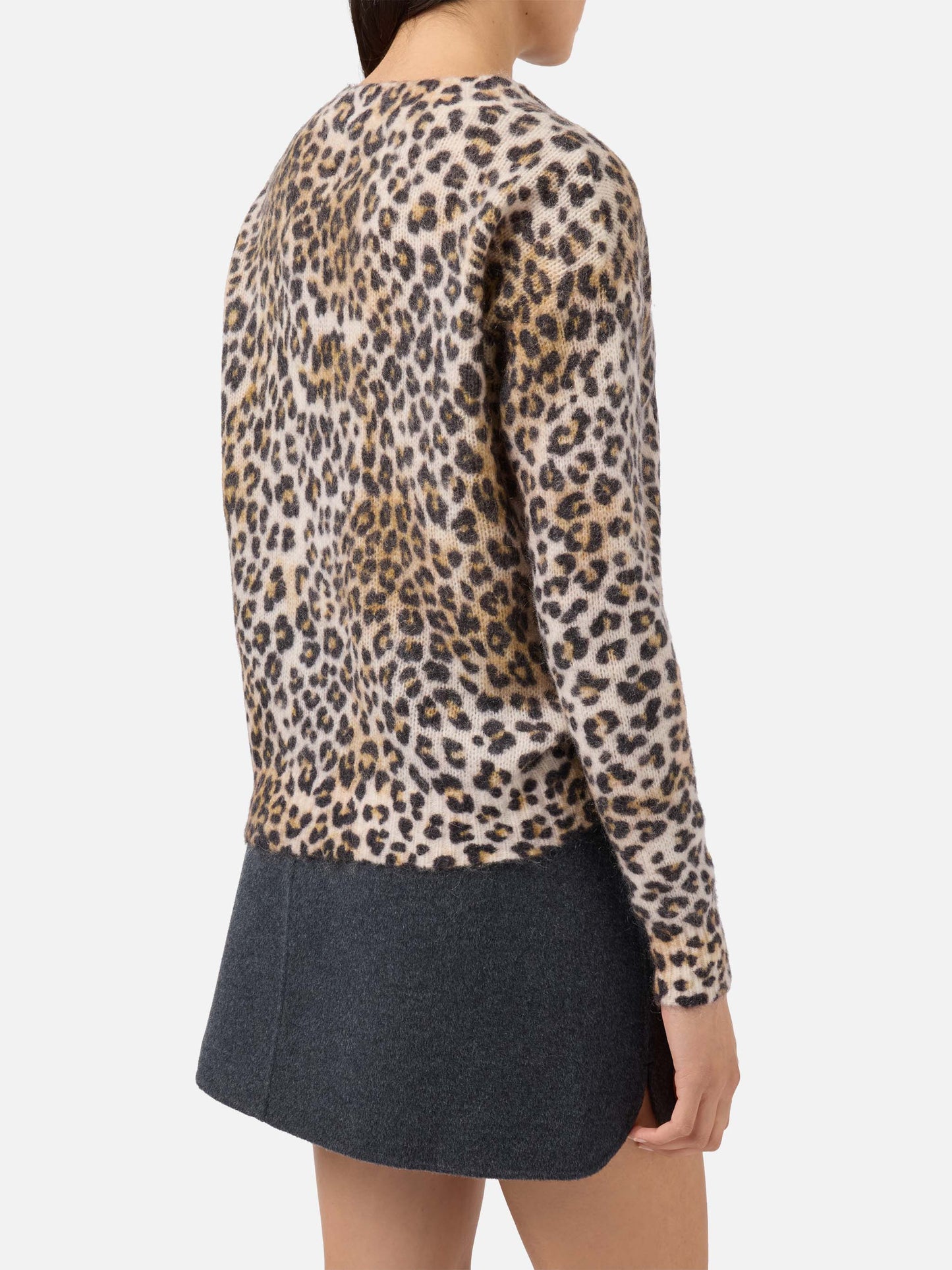 Elara V-Ausschnitt-Pullover aus kamelfarbenem Mohair-Mix mit Leopardenmuster