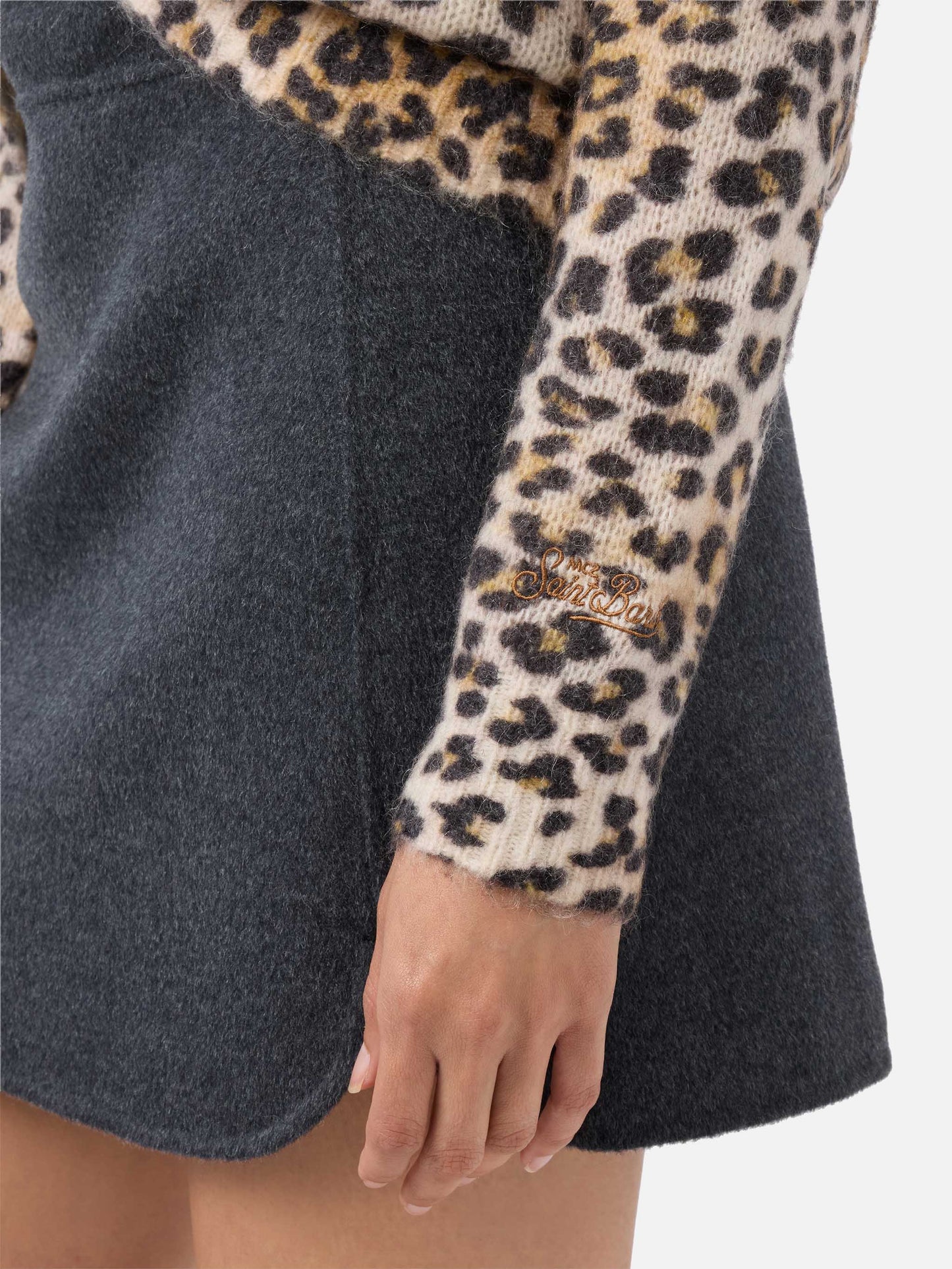 Elara V-Ausschnitt-Pullover aus kamelfarbenem Mohair-Mix mit Leopardenmuster