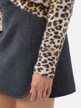 Elara V-Ausschnitt-Pullover aus kamelfarbenem Mohair-Mix mit Leopardenmuster