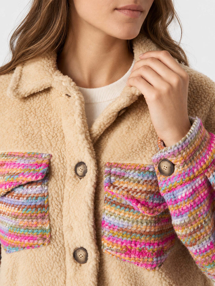 Elys beigefarbene Jacke in Sherpa-Optik mit Häkeldetails 