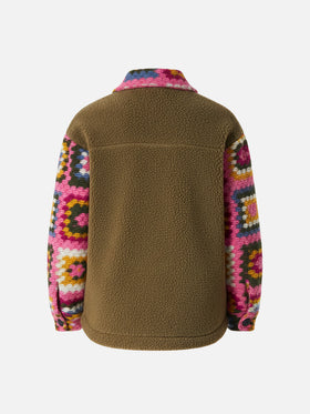Khakigrünes Overshirt Elys mit Häkelärmeln