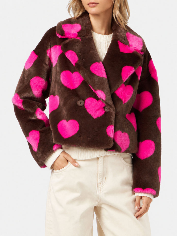 Chaqueta corta Emelyn de pelo sintético con estampado de corazones 