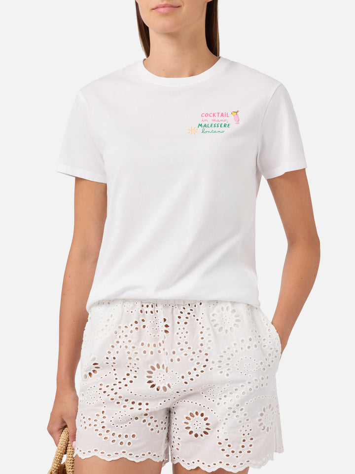 Camiseta Emilie blanca con bordado charm Cocktail in mano, malessere lontano 
