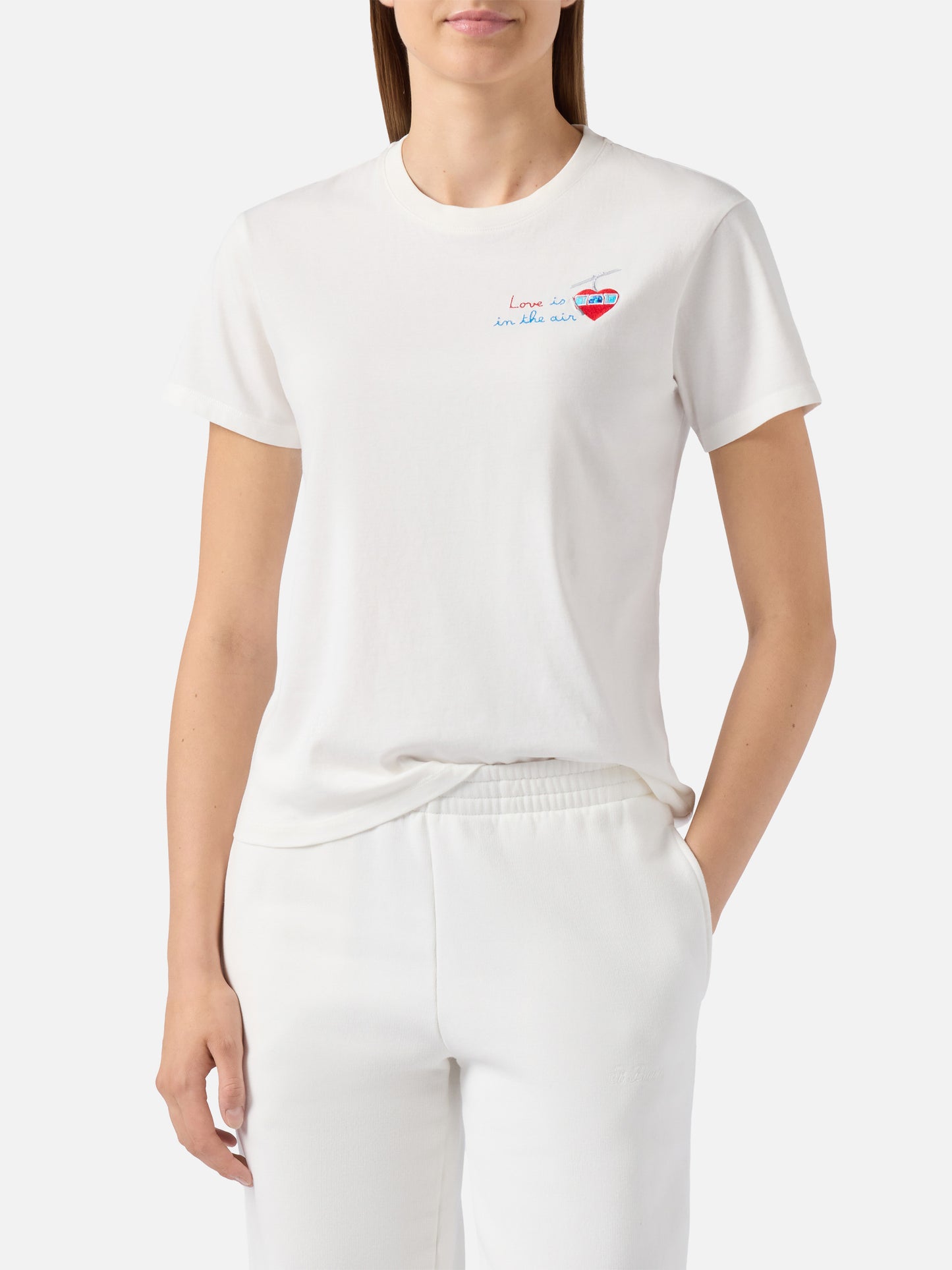Weißes Emilie T-Shirt aus Baumwolle mit Love is in the air-Stickerei 