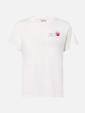 Weißes Emilie T-Shirt aus Baumwolle mit Love is in the air-Stickerei 